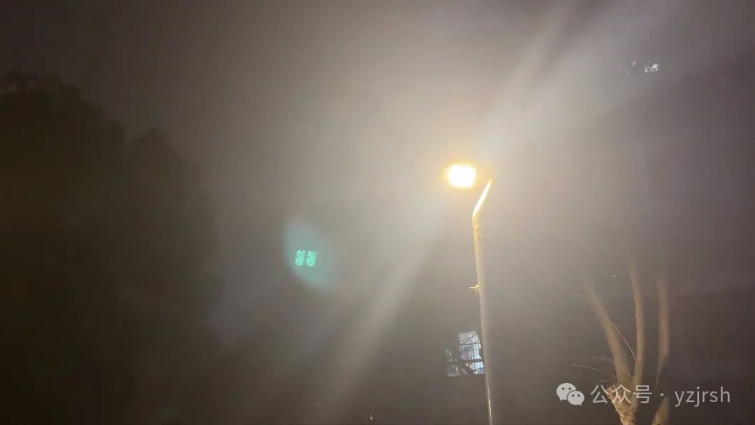 半夜三更_半夜美女来敲门_男童半夜摸黑上学